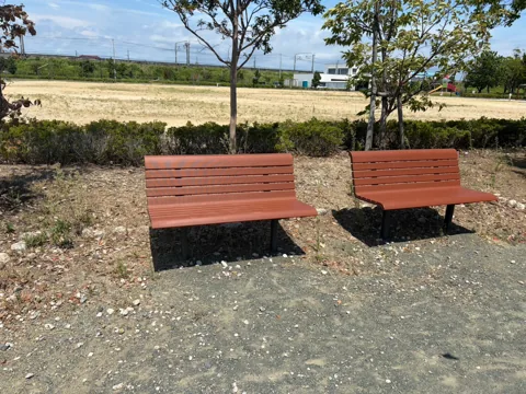 クリーンセンター公園：広場を眺めながら休める背もたれ付きベンチ