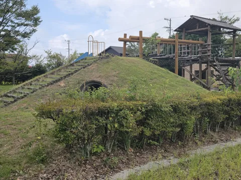浜部農村公園：築山のすべり台と木製複合遊具