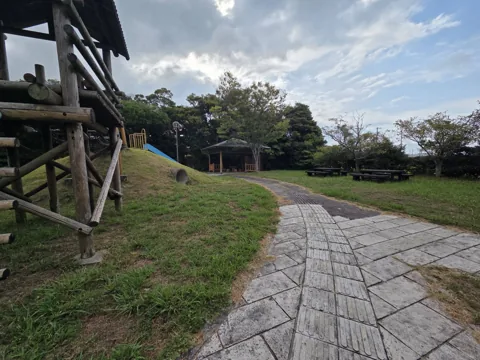 浜部農村公園：木製遊具と東屋を結ぶ舗装園路