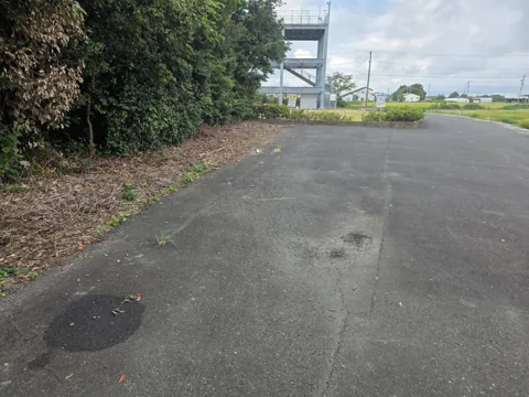 浜部農村公園：園内施設へ続く広い舗装スペース