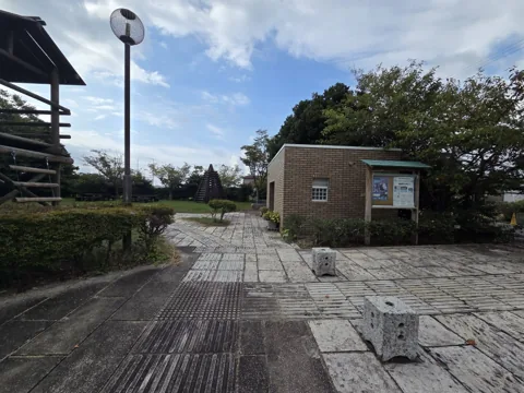 浜部農村公園：点字ブロックのある園路とトイレ棟
