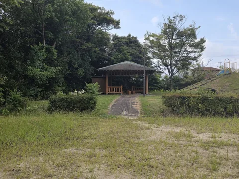 浜部農村公園：屋根付き東屋と周囲の樹木