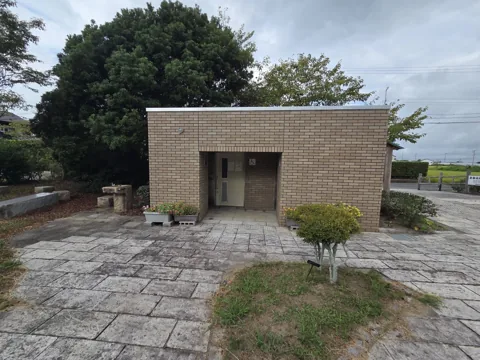 浜部農村公園：煉瓦調の公衆トイレ棟