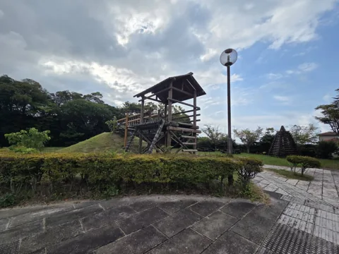 浜部農村公園：芝生の築山と木製の砦型遊具