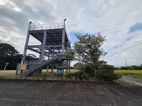 浜部農村公園：木製遊具と金属製展望塔のある園内
