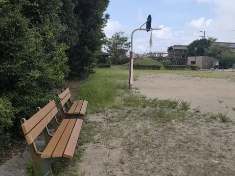 浜部農村公園：樹木沿いに置かれた背もたれ付きベンチ