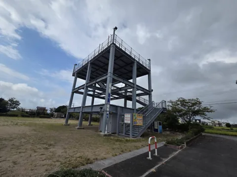 浜部農村公園：階段と手すりを備えた金属製展望塔