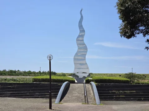 竜洋海洋公園：公園のシンボルとなる白いモニュメント
