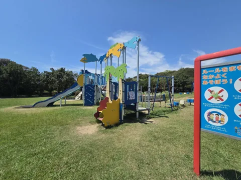 竜洋海洋公園：複合遊具と利用上の注意看板