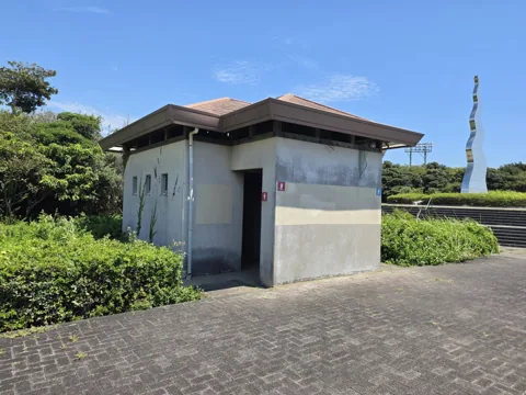 竜洋海洋公園：モニュメント付近のトイレ外観