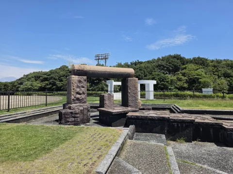 竜洋海洋公園：広場にある石造りの親水施設
