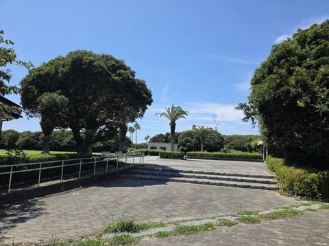 竜洋海洋公園：階段とスロープのある広場入口