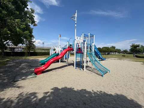 竜洋十束公園：青空の下に広がる滑り台付き大型複合遊具