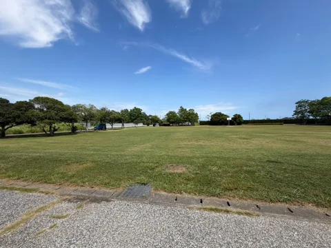 竜洋十束公園：芝生が一面に広がる開放的な園内