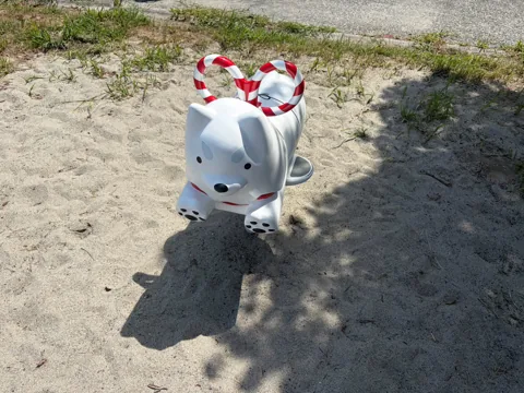 竜洋十束公園：小さな子ども向けの白い動物型遊具
