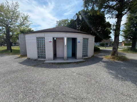 竜洋十束公園：男女別入口のある公衆トイレ外観