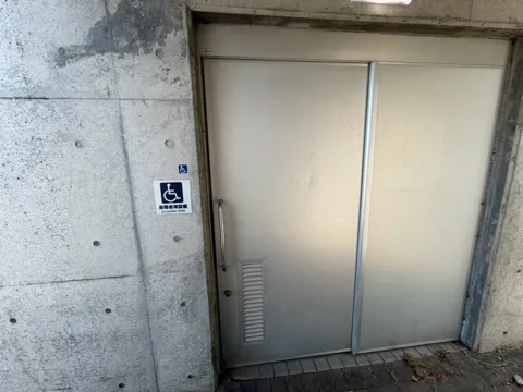 竜洋十束公園：車いす対応トイレの入口