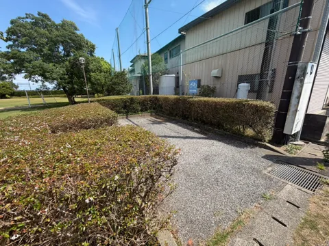 竜洋十束公園：自転車置き場へ続く園内通路