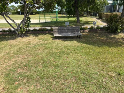 竜洋十束公園：木陰で休憩できる園内のベンチ