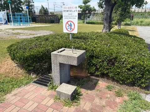 竜洋十束公園：遊具広場近くに設置された水飲み場