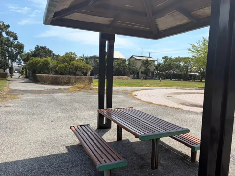 竜洋十束公園：屋根付き休憩所のテーブルとベンチ