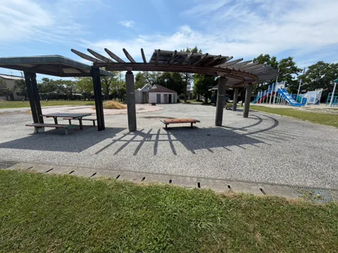 竜洋十束公園：遊具広場を見渡せるパーゴラと休憩スペース