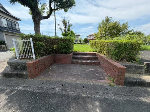 竜洋中島公園：道路側から園内へ入る段差のある出入口