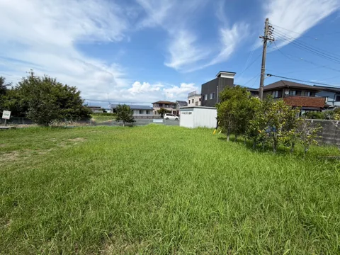 竜洋中島公園：園内奥に広がる芝生のスペース