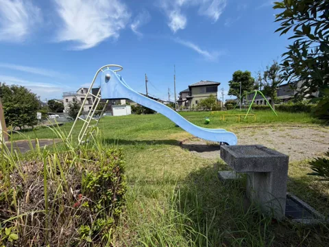 竜洋中島公園：滑り台・ブランコ・水飲み場が並ぶ遊具エリア