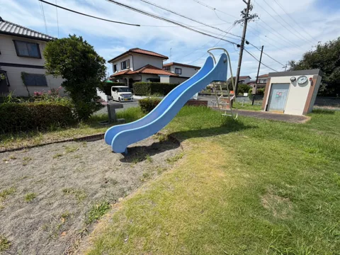 竜洋中島公園：青い滑り台と周囲の着地スペース