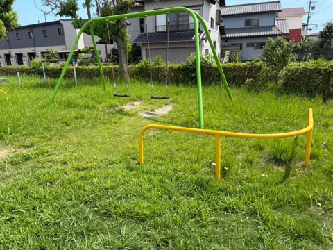 竜洋中島公園：ブランコと手前の黄色い安全柵