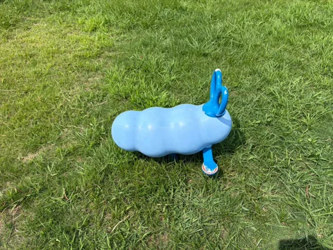竜洋中島公園：青い虫をかたどった幼児向けスプリング遊具
