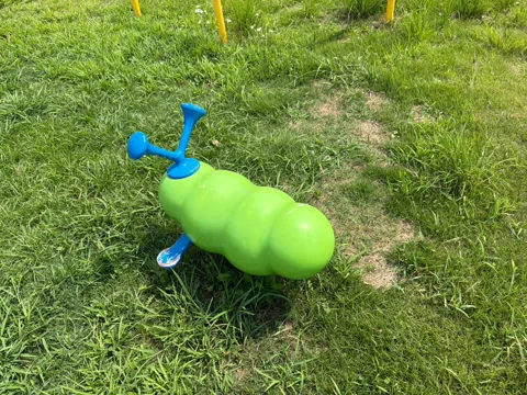 竜洋中島公園：緑の虫をかたどった幼児向けスプリング遊具