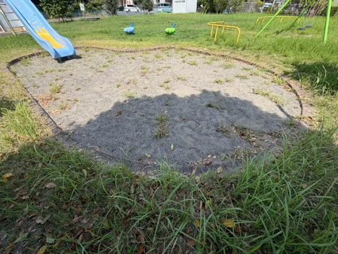竜洋中島公園：滑り台の着地点に広がる砂地