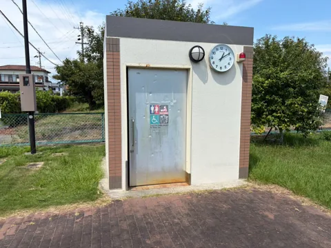 竜洋中島公園：時計が付いた公衆トイレの外観