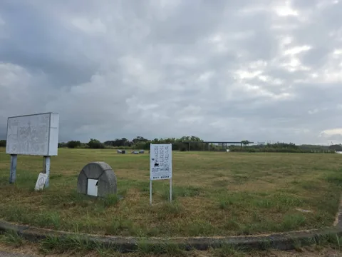 はまぼう公園：広い芝生広場と園内の案内掲示