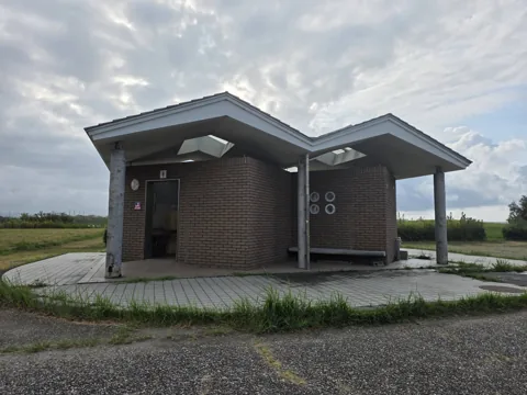 はまぼう公園：煉瓦調の公衆トイレ棟