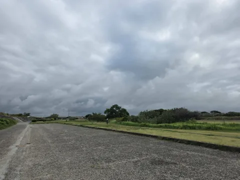 はまぼう公園：芝生広場に沿って延びる舗装駐車スペース