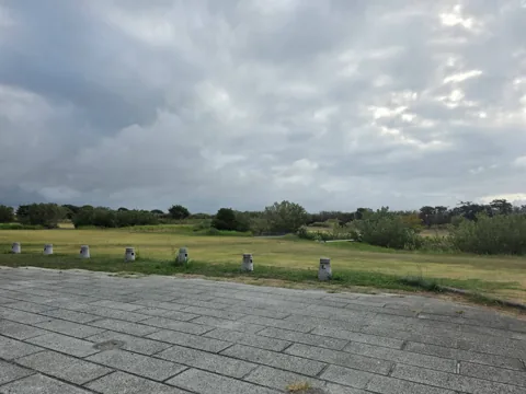 はまぼう公園：ブロック舗装と芝生広場