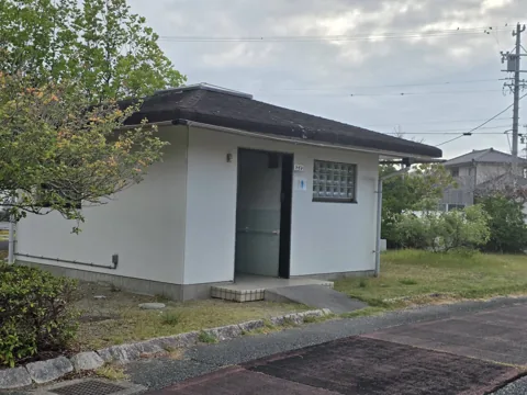 福田公園：男女表示と短いスロープがあるトイレ棟