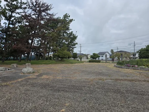 福田公園：樹木に囲まれた砂利敷きの広場