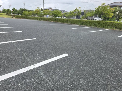 福田公園：白線区画のある舗装駐車場