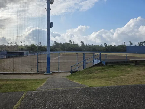 福田公園：フェンスで囲まれた野球場と出入口