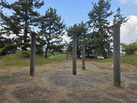 福田公園：園内広場に並ぶ柱状の構造物