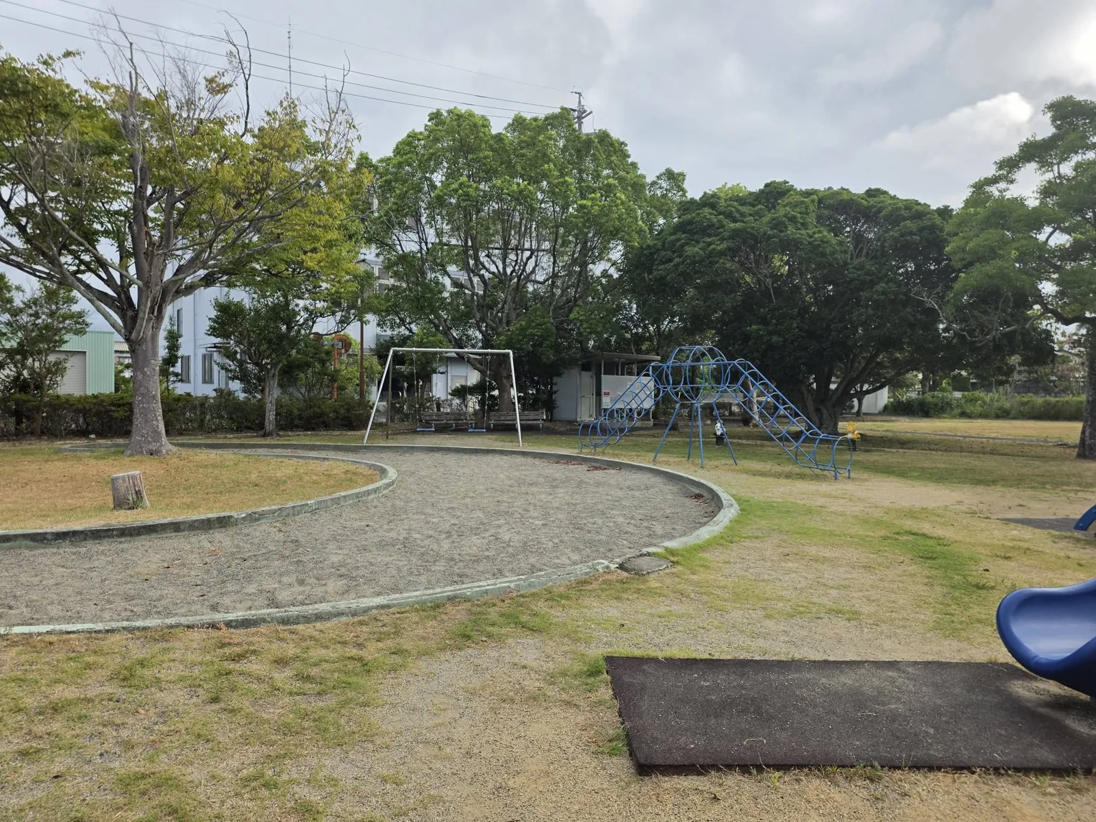 福田第1公園:芝生の園内に並ぶ複合遊具と太鼓橋型遊具