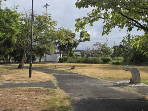 福田第1公園：樹木に囲まれた園路とコンクリート製の腰掛け