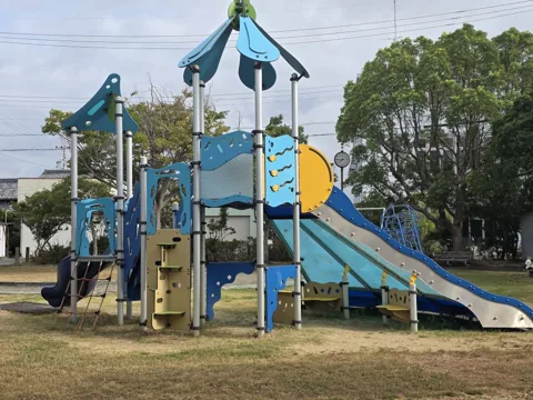 福田第1公園：幅広い斜面とすべり台を備えた複合遊具