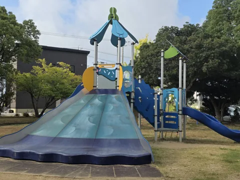 福田第1公園：複合遊具の幅広い波形斜面とすべり台