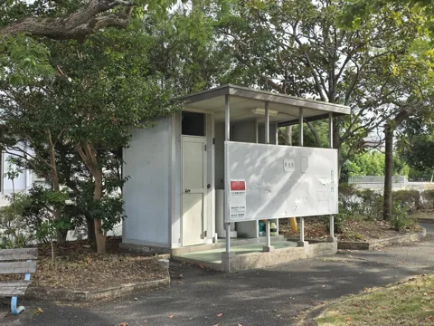 福田第1公園：手洗い場を備えた小型のトイレ棟