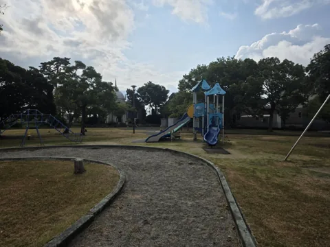 福田第1公園：遊具の間を通る砂利敷きの園路